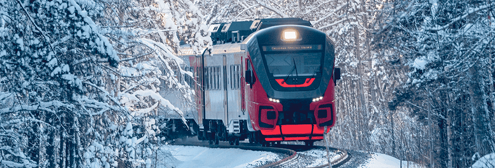 Голова поезда зимой из-за поворота